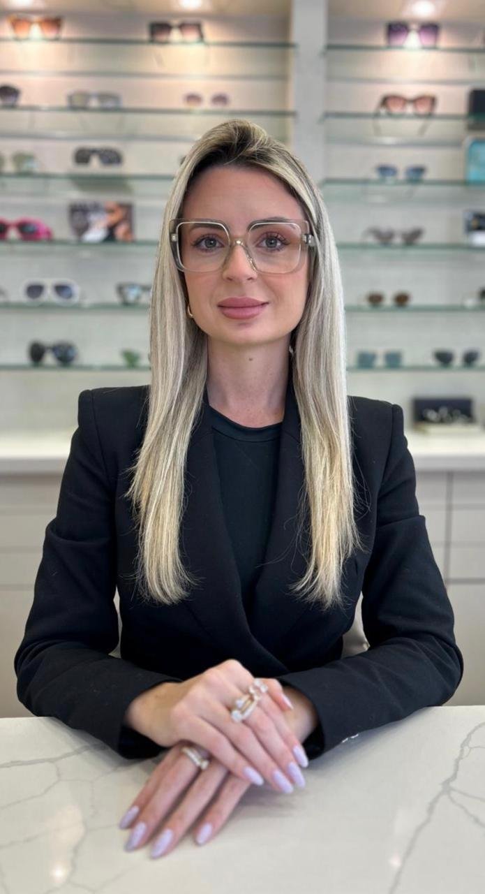 Cliente da Ótica Vicenzo antes da consultoria de imagem, com a armação anterior