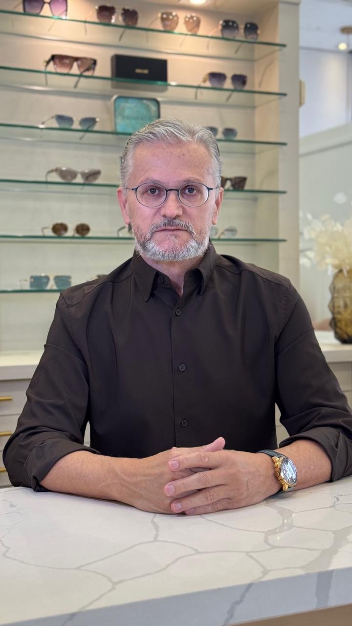 Cliente da Ótica Vicenzo depois da consultoria, com armação que valoriza o formato do rosto